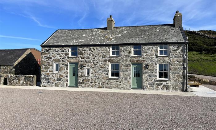 Pennant Igyn Holiday cottage near Abersoch and Llanbedrog sleeps six. Located in open countryside surrounded by its own fields and only three miles fr